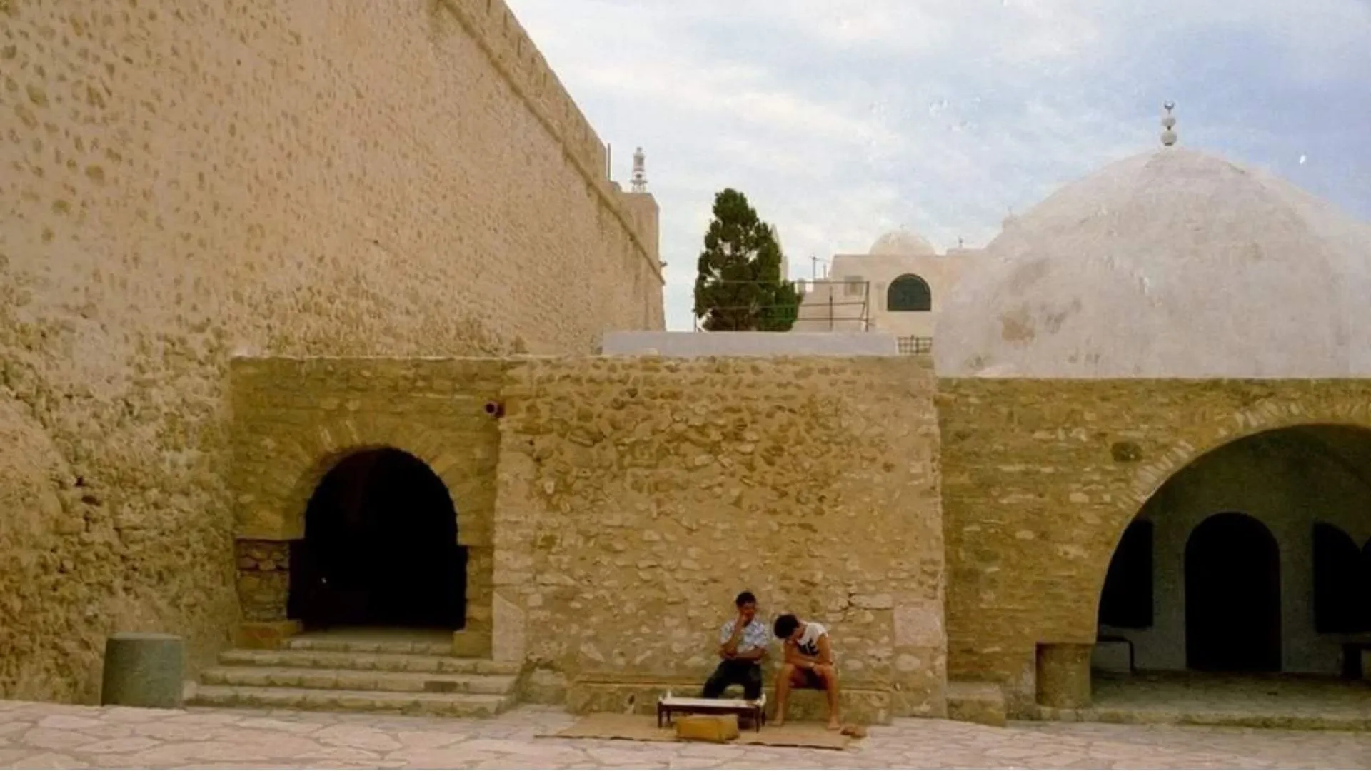 An image of the Café Sidi Bou Hdid in Hammamet back in the 80s