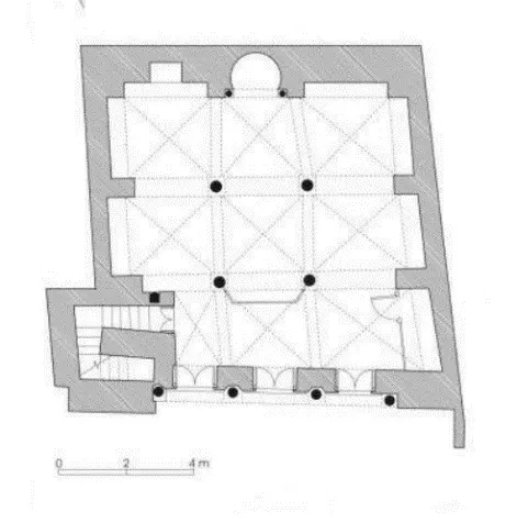 Architectural plan of the Mosque of Three Doors in Kairouan, illustrating the layout of its three naves, qibla wall, and the alignment of columns in the prayer hall