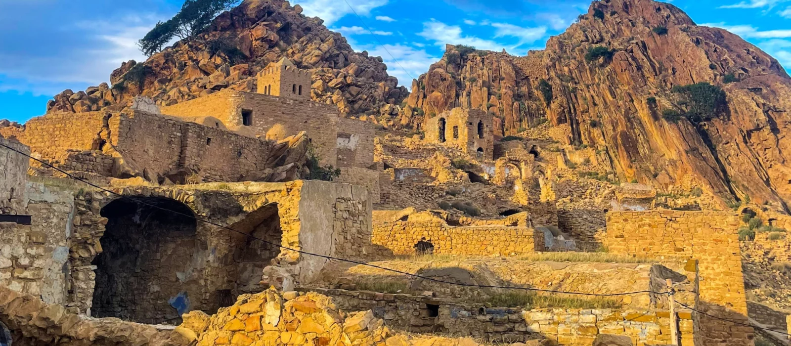 Panoramic view of Zriba Olia in Zaghouan with mountains in the background."