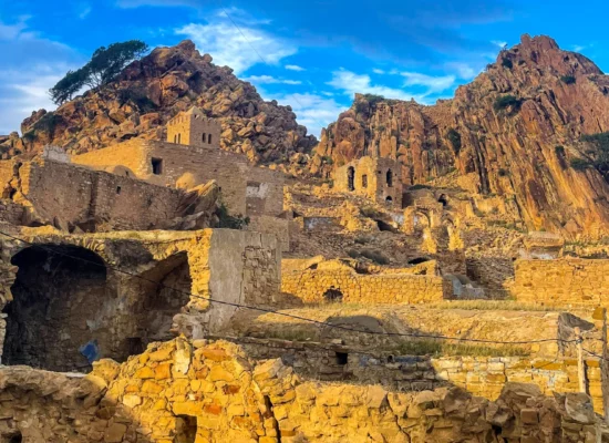 Panoramic view of Zriba Olia in Zaghouan with mountains in the background."