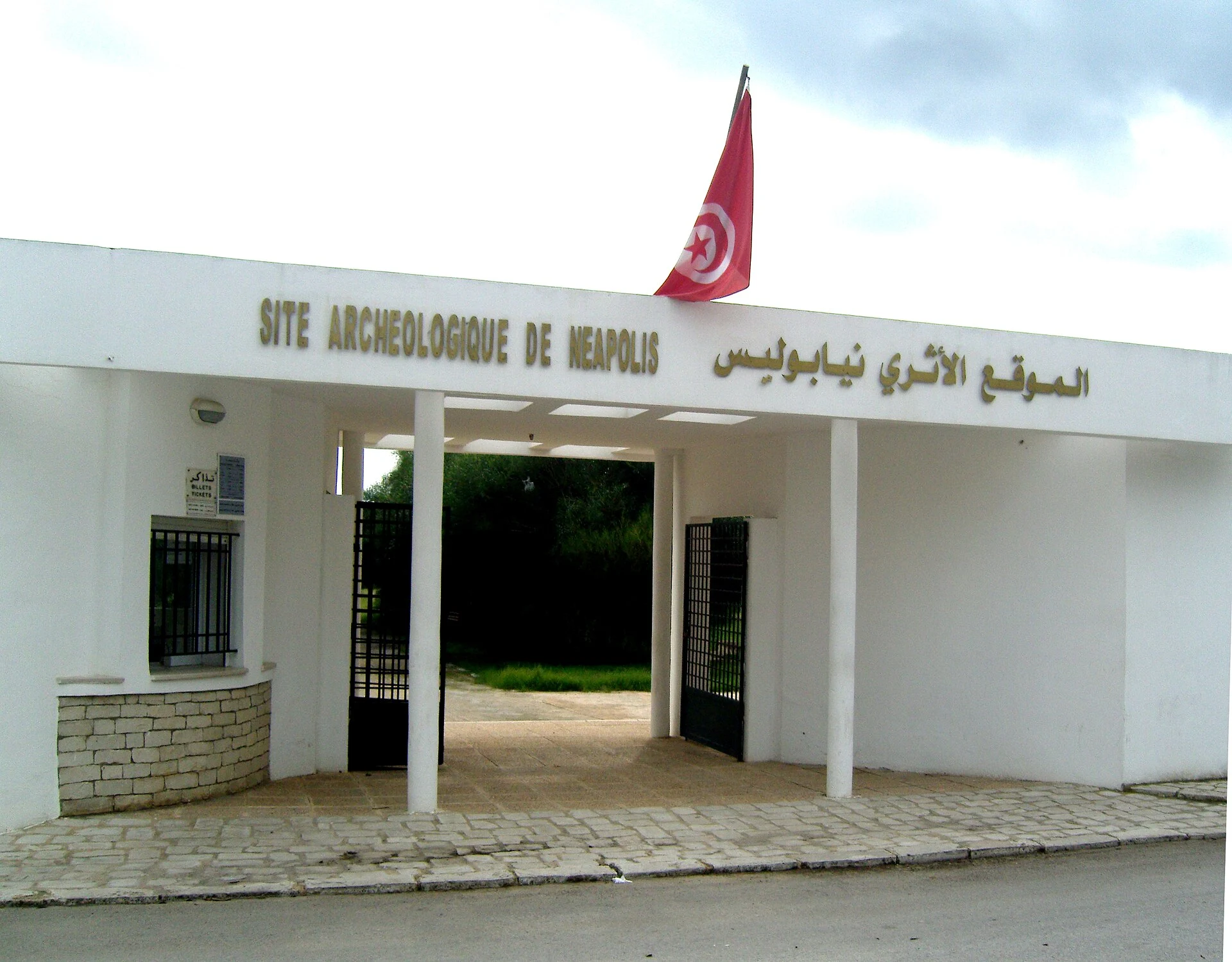 Site_archelogique_de_Neapolis-entrance